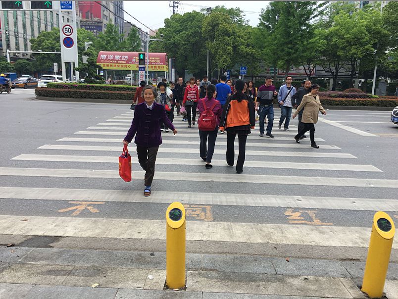 行人闯红灯遭水喷3