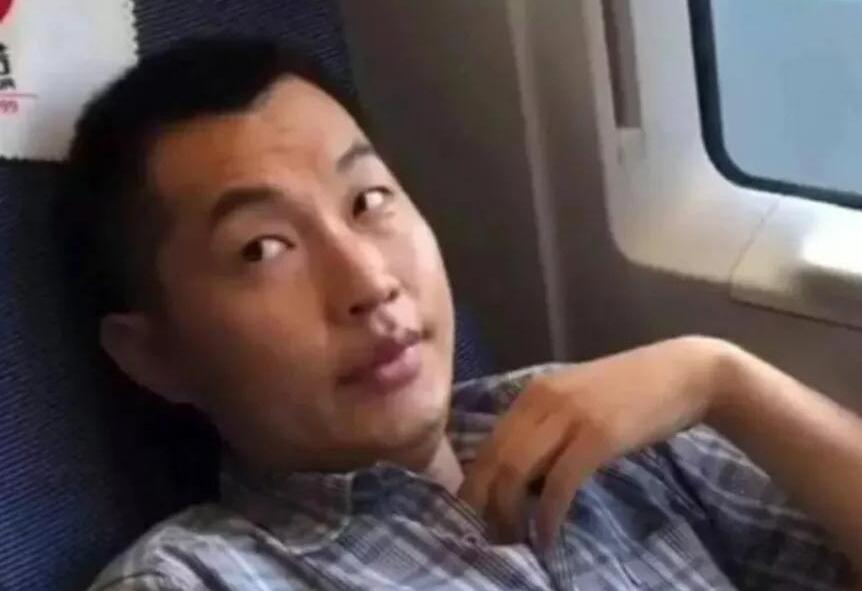 高铁霸座男